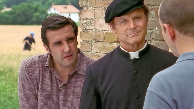 Don Matteo (Terence Hill) und Capitano Anceschi (Flavio Insinna, l.) ermitteln zusammen. – Bild: Bibel TV