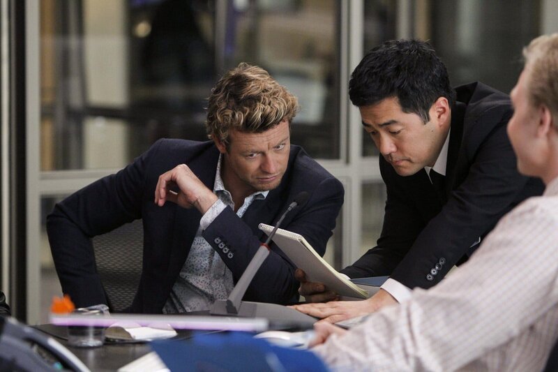 Suchen nach dem Mörder einer blutjungen Frau: Jane (Simon Baker, l.), Cho (Tim Kang, M.) und Wiley (Joe Adler, r.) … – Bild: Warner Bros. Television