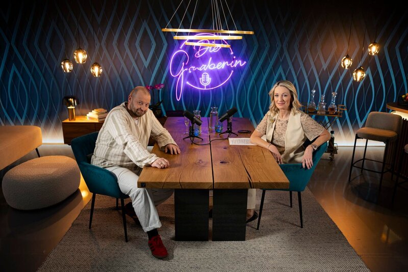 Monika Gruber und Thomas Gansch während ServusTVs Vodcast „Die Gruaberin“ im Studio X in Wals bei Salzburg, Österreich – Bild: ServusTV /​ Johannes Jank