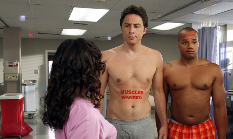 „Scrubs – Die Anfänger“, „Mein Erwachsenwerden.“ Nachdem er Al Gores Umweltdoku ‚Eine unbequeme Wahrheit‘ gesehen hat, will der Hausmeister die Welt retten. Indes erhält J.D. Besuch von seinem Bruder Dan. Erstaunlicherweise hat der ewige Verlierer sein Leben auf die Reihe bekommen. J.D. passt diese Rollenverschiebung gar nicht. Denn nun muss er sich den Rat seines Bruders gefallen lassen, endlich erwachsen zu werden.Im Bild (v.li.): Judy Reyes (Carla Espinosa), Zach Braff (John ‚J.D.‘ Dorian), Donald Faison (Chris Turk). – Bild: ORF/​Disney