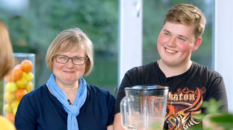 Eine Videobotschaft seiner Freunde sorgt für gute Laune bei Henrik K. und Mutter Birgit: Nicht nur die Ernährungs-Docs unterstützen den 17-Jährigen beim Abnehmen, sondern auch seine beiden besten Kumpel. – Bild: NDR/​Oliver Zydek