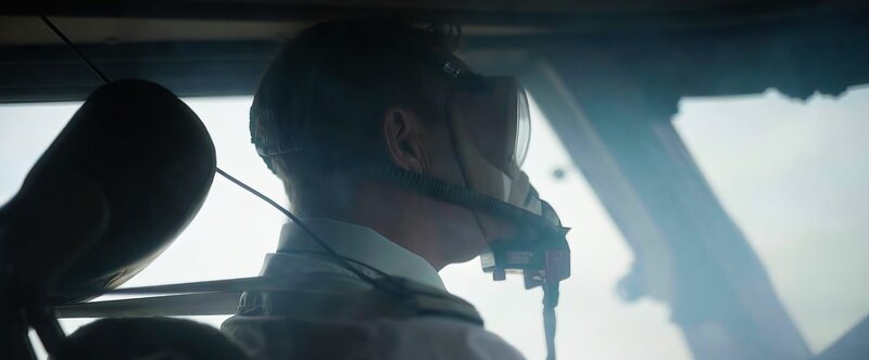 Beißender Rauch füllt die Maschine. Nur mit einer Schutzmaske können die Piloten weiterfliegen. – Bild: ZDF und Raw Cut Television