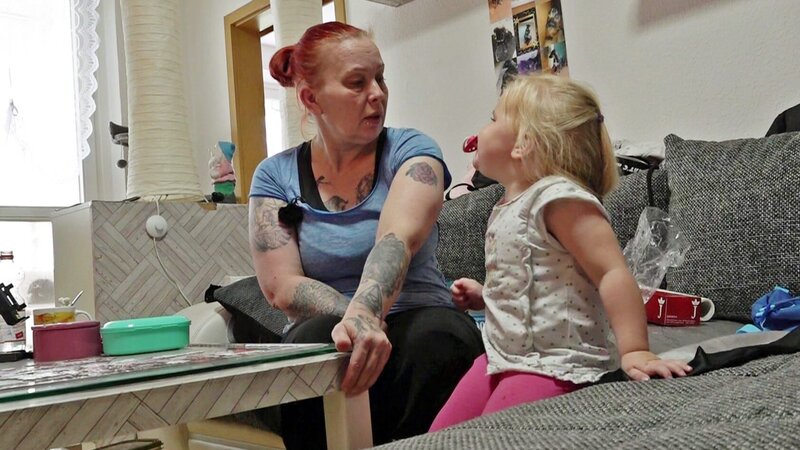 Michaela ist siebenfache Mutter und ihre jüngste Tochter heißt Layla. – Bild: RTLZWEI