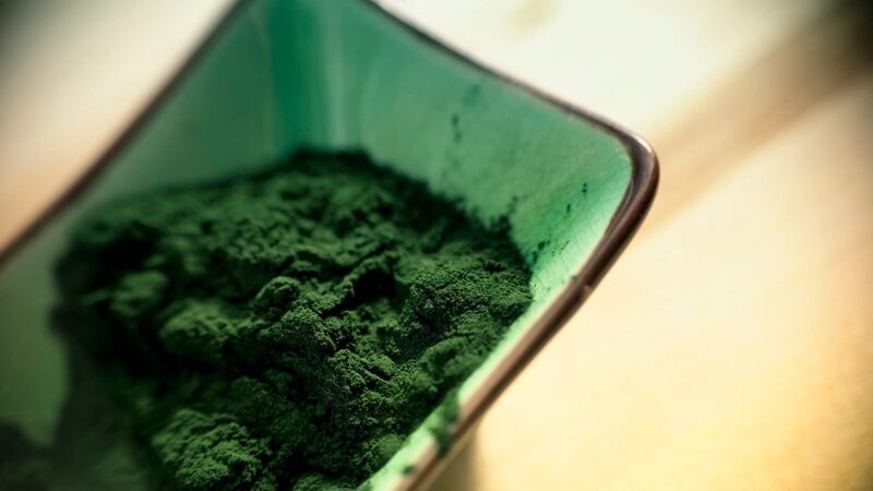 Abstract shot of spirulina powder, selective focus, shallow DOF – Bild: tjasam /​ Getty Images