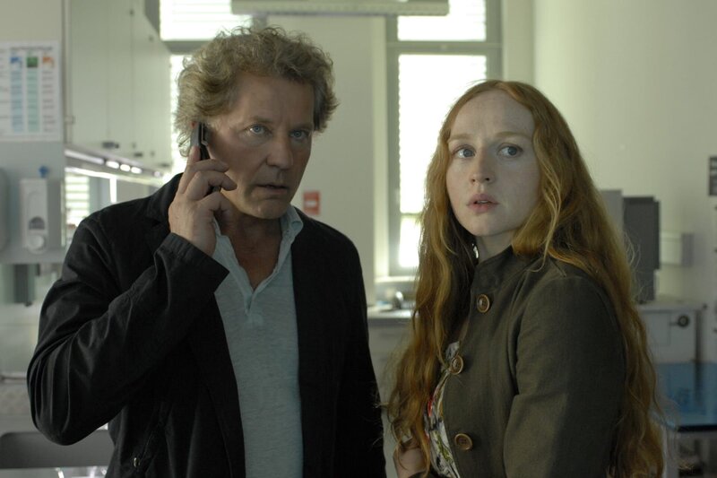 Kriminalhauptkommissar Ivo Batic (Miroslav Nemec) und Dr. Fröhlich (Brigitte Hobmeier). Die Kommissare haben Beweise gefunden. – Bild: BR/​Barbara Bauriedl