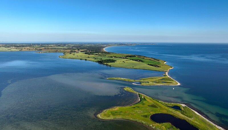 Die Ostsee-Insel Langeland hat ihren Namen nicht von ungefähr: Sie ist 53 Kilometer lang – und misst an der breitesten Stelle nur elf Kilometer. – Bild: NDR/​Julian Ringer