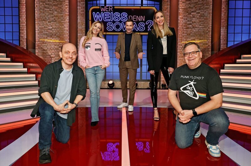 Moderator Kai Pflaume (M.) und seine Rateteam-Kapitäne Bernhard Hoëcker (l.) und Elton (r.) begrüßen in dieser Sendung die Fernsehmoderatorin Andrea Kaiser (2.v.l.) und die Moderatorin Sylvia Walker (2.v.r.). – Bild: ARD/​Morris Mac Matzen
