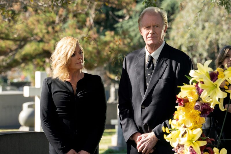 l-r: Veronica (Jane Krakowski), Dr. Winokur (Ed Begley Jr.) – Bild: Home Box Office, Inc.