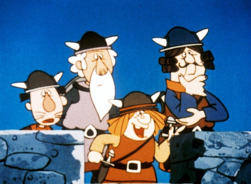 Zufrieden beobachten die Wikinger den Abzug der Graumänner. – Bild: ORF/​Apollo Filmverleih