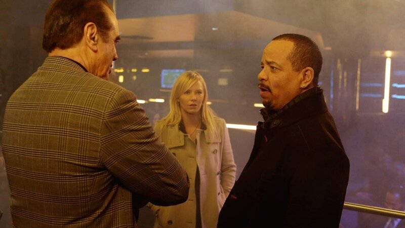 Nachdem eine Tänzerin vergewaltigt wurde, statten die Ermittler Amanda Rollins (Kelli Giddish) und Odafin „Fin“ Tutuola (Ice-T, r.) dem Strip-Club-Besitzer Perry Cannavaro (Chazz Palminteri) einen Besuch ab. Jedoch zeigt sich dieser gleichgültig und will mit dem Fall nichts zu tun haben. – Bild: TVNOW /​ NBC Universal