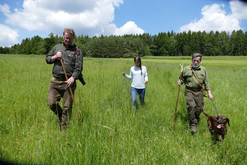 Anna und ihre Begleiter vom Jagdverband bei der Rehkitzrettung. – Bild: BR/​BILD+TEXT Medienproduktion GmbH & Co. KG.