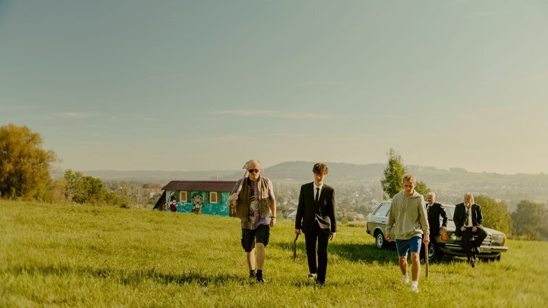 BlaBla (Sebastian Jakob Doppelbauer, l.), Carlo (Jeremias Meyer, 2.v.l.) und Aydin (David Ali Rashed, M.) machen sich auf, ein Grab auszuheben, während Hartmut (Paul Faßnacht, r.), Roberto (Martin Umbach, 2.v.r.) im Hintergrund die Situation beobachten. – Bild: ZDF