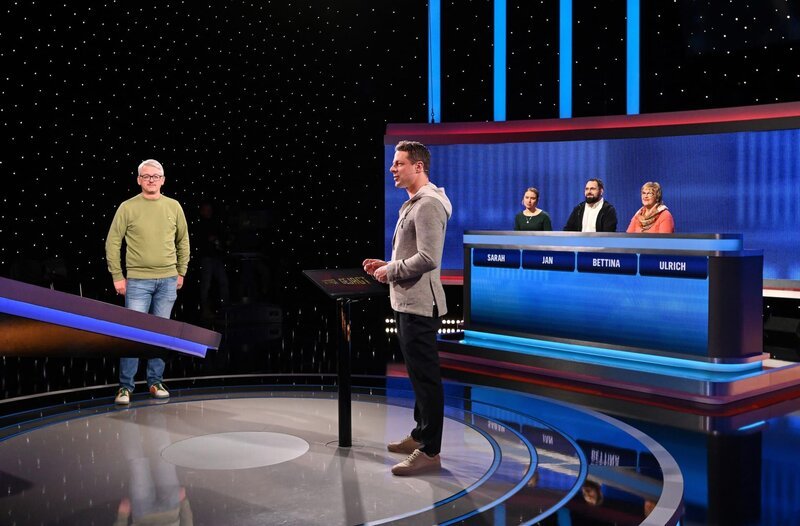 Moderator Alexander Bommes (M.) mit den Kandidat:innen: Ulrich Seifert (l.), Sarah Hanöffner (3.v.r.), Jan Weber (2.v.r.) und Bettina Grübl (r.). – Bild: ARD/​Uwe Ernst
