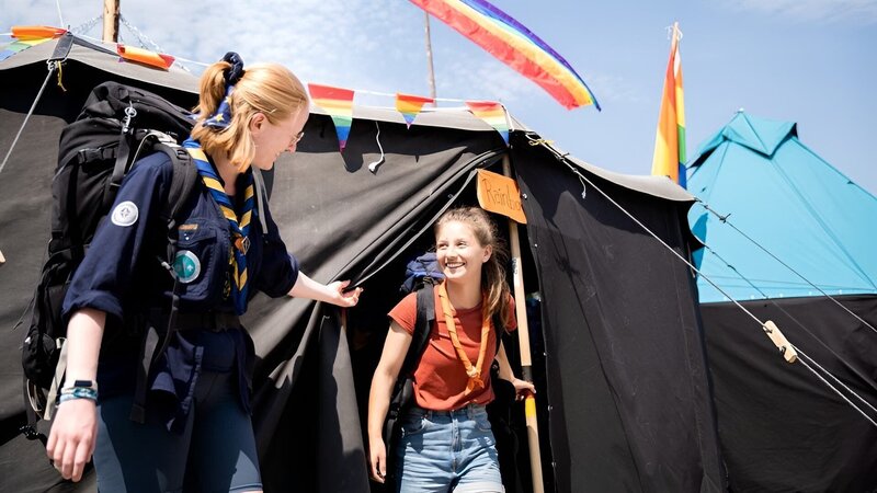 Mit Pfadfinderin Jojo (links) ist Marina auf einem großen Pfadfinderlager unterwegs und lernt die Gemeinschaft der Pfadfinderinnen und Pfadfinder kennen. – Bild: BR/​megaherz gmbh/​Hans-Florian Hopfner