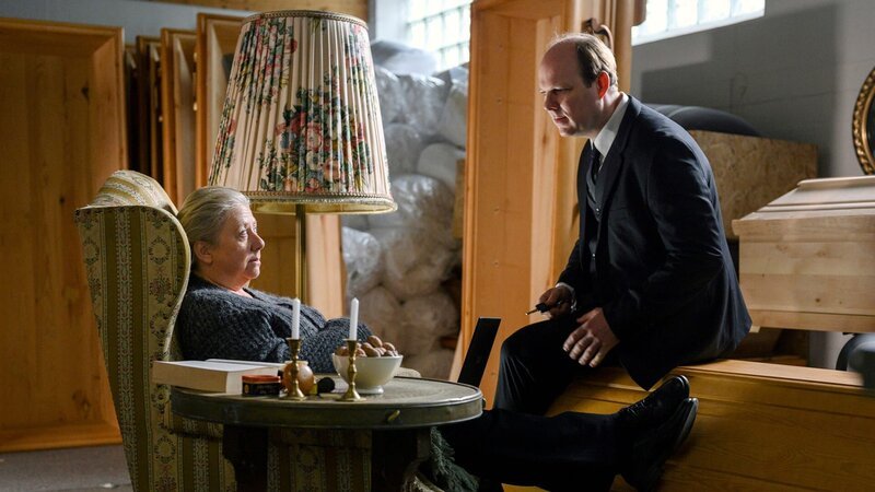 Blecky (Regine Hentschel, l.) macht sich Sorgen um ihre berufliche Zukunft (m. Stephan A. Tölle). – Bild: OneGate Media