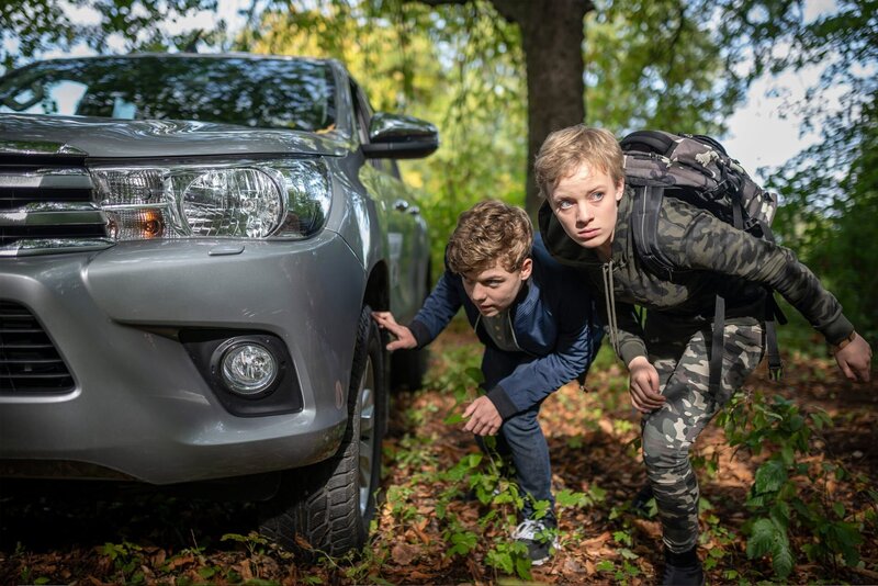 Trotz Streitigkeiten haben Martha (Luna Kuse, re.) und Till (Jonas Kaufmann, li.) eine Mission. – Bild: MDR/​Saxonia Media/​Felix Abraham