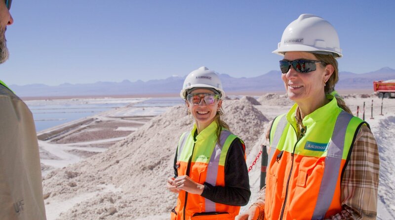 Iris Wunderlich (Links) und Cornelia Sonnenberg (Rechts) von der Außenhandelskammer Chile über den Lithium-Pools in der Atacama-Wüste. – Bild: SWR/​diwafilm/​Daniel Harrich