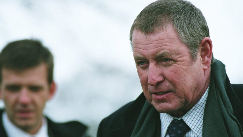 Das Wetter nasskalt, und das Mordopfer im Freien: Barnaby (John Nettles, r.) und Constable Jones (Jason Hughes, l.) sind wieder im Einsatz. – Bild: ZDF