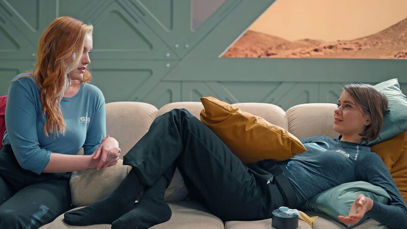 Dafni (Carmel Zorea) heitert Emma (Romi Aviram) auf. – Bild: NDR/​Sklan&Ka