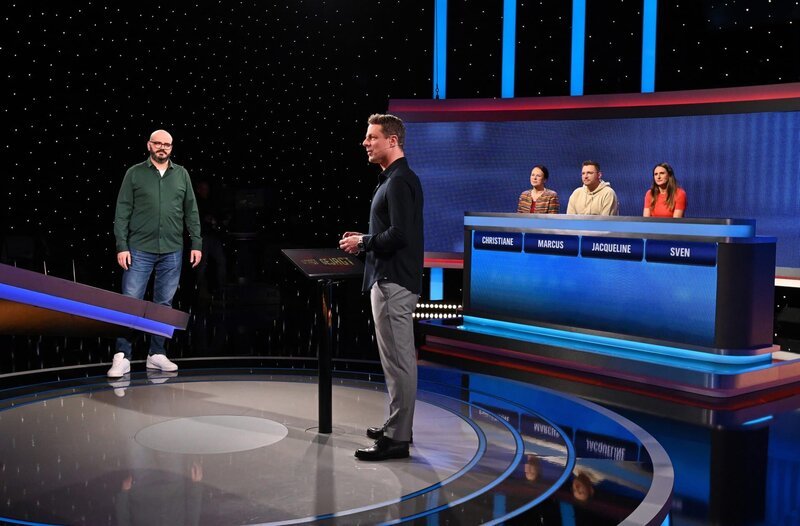Moderator Alexander Bommes (M.) mit den Kandidat:innen: Sven Pieninck (l.), Christiane Dennert (3.v.r.), Marcus Brose (2.v.r.) und Jacqueline Weertz (r.). – Bild: ARD/​Uwe Ernst