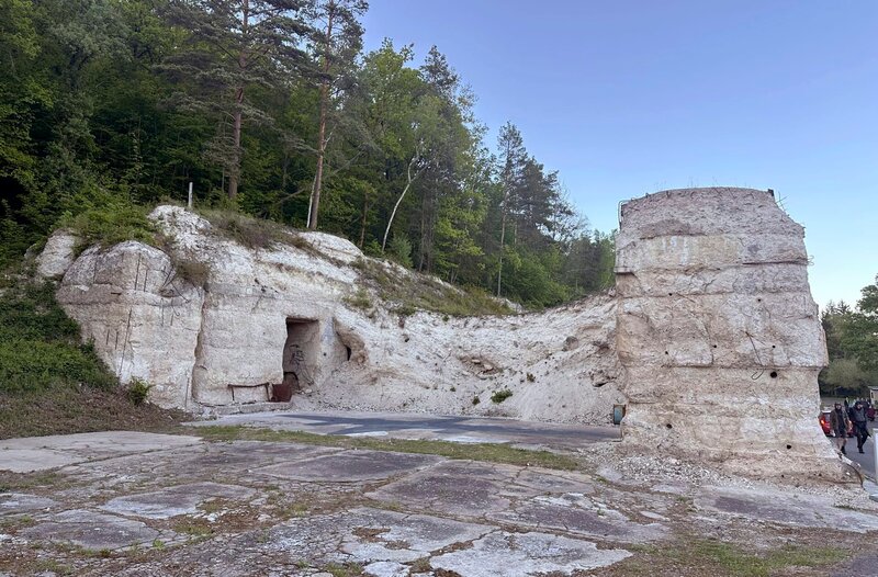 REIMAHG /​ Bunker – Gesprengter Hochbunker am Walpersberg: Tausende Zwangsarbeiter mussten hier von 1944⁠–⁠1945 unter unmenschlichen Bedingungen eine Rüstungsfabrik bauen. – Bild: MDR/​Andreas Metzmacher