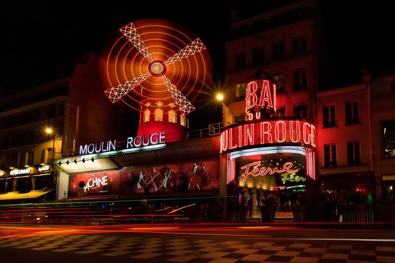 Es ist fast so berühmt wie der Eiffelturm. Wie er prägt auch das Moulin Rouge die Weltmetropole Paris. – Bild: RB, Moulin Rouge /​ ZDF