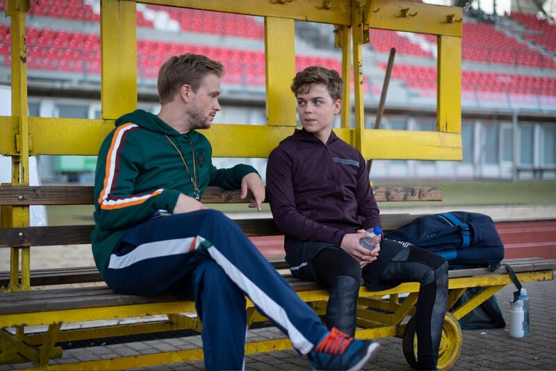 Herr Hauser (Frederic Heidorn, li.) führt ein wichtiges Gespräch mit Till (Jonas Kaufmann, re.). – Bild: MDR/​Saxonia Media/​Felix Abraham