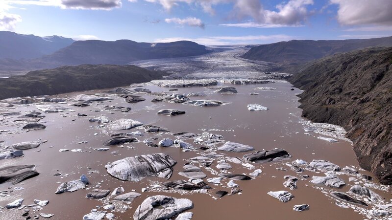 Zahlreiche Gletscherzungen des Vatnajökull reichen bis fast auf Meereshöhe hinab – Bild: Like A Shot Entertainment /​ ZDF und Like A Shot Entertainment