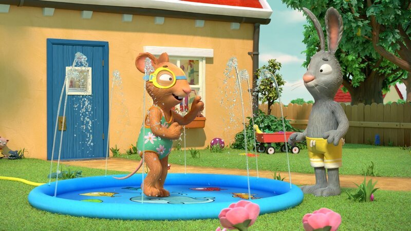 Posy spielt Meeresforscherin im Planschbecken. Pip soll mitspielen, ihm ist das Wasser aber noch zu kalt. – Bild: ZDF/​Magic Light Pictures LTD 2023