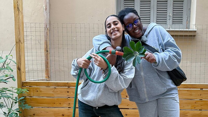 Mahak und Faith helfen bei einem Nachbarschaftsprojekt mit. Sie gestalten eine kleine grüne Oase in einem Hinterhof mitten in der Stadt. – Bild: ZDF/​Georg Bussek