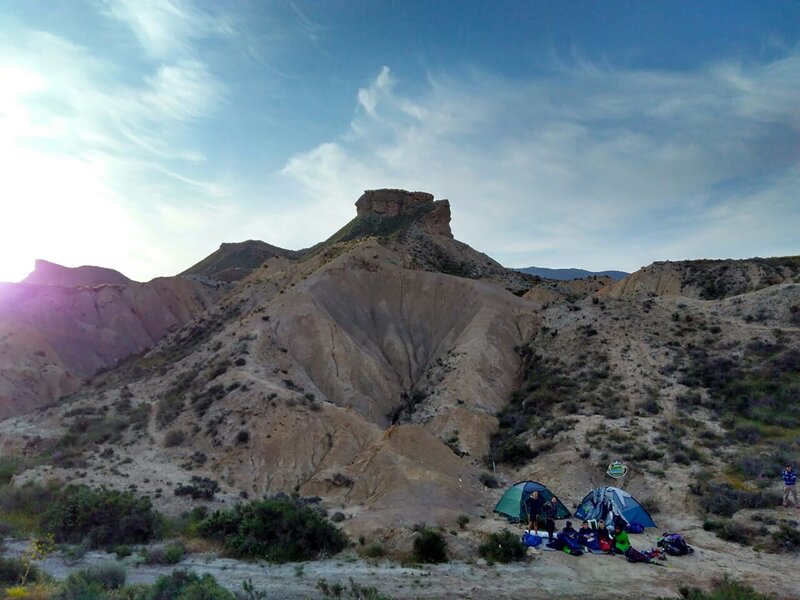 Immer wieder schlagen die Abenteurer ihr Camp vor spektakulärer Kulisse auf. – Bild: hr/​EundU TV /​ KiKA Bildredaktion