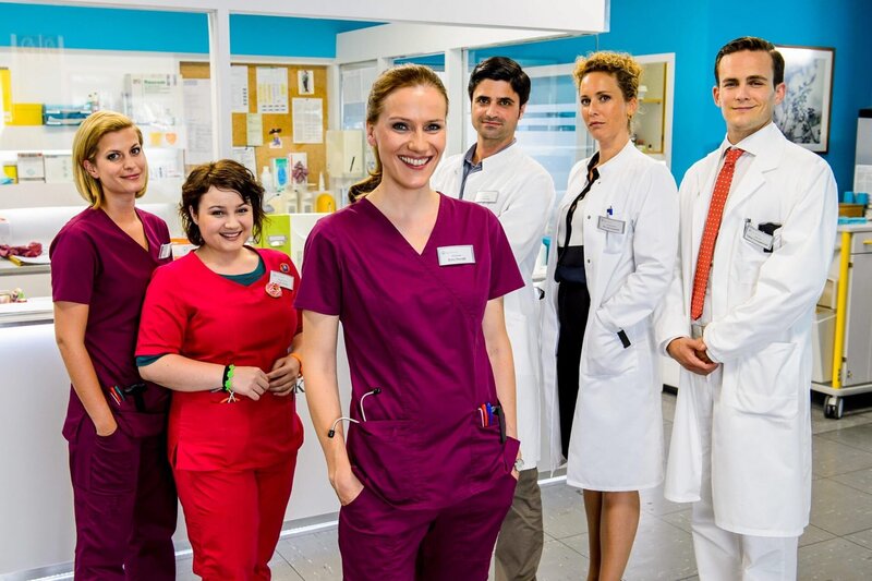 (v.li.): Lizzy Riedmüller (Theresa Underberg), Talula Pfeifer (Carolin Walter), Bettina ‚Betty‘ Dewald (Bettina Lamprecht), Dr. Marco Behring (Maximilian Grill), Dr. Helena von Arnstett (Claudia Hiersche), Dr. Tobias Lewandowski (Eric Klotzsch). – Bild: ORF/​ZDF/​Willi Weber