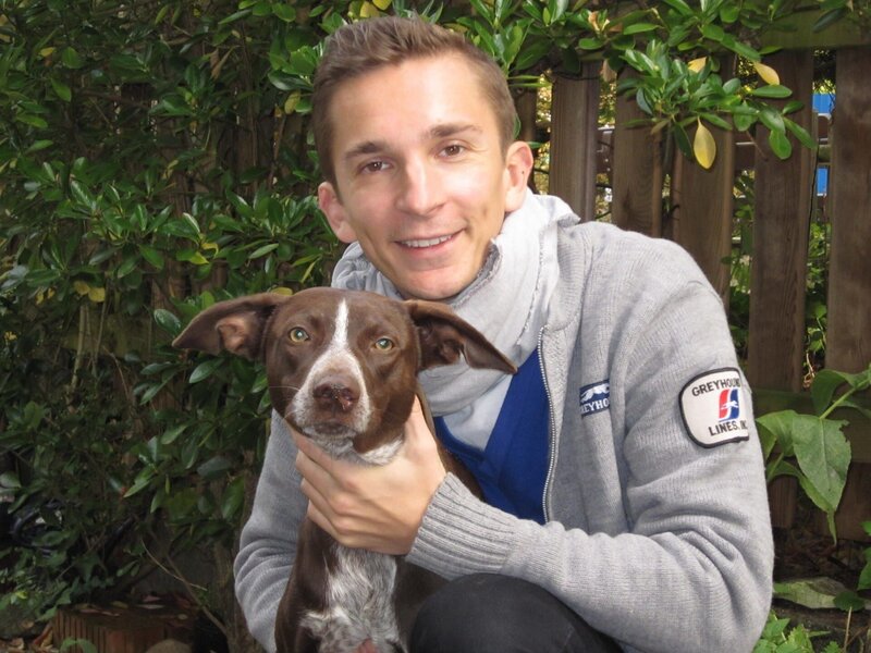 pur+ Moderator Eric Mayer nimmt mit seinem Hund Caramelo am Hundetraining teil. – Bild: ZDF/​Doris Mayer