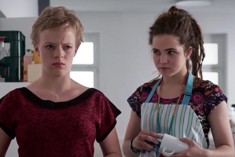 Beim Küchendienst mit Sibel (Josie Hermer) kommt bei Martha (Luna Kuse) noch keine Vorfreude auf das bevorstehende Wochenende auf. – Bild: MDR/​Saxonia Media/​Felix Abraham