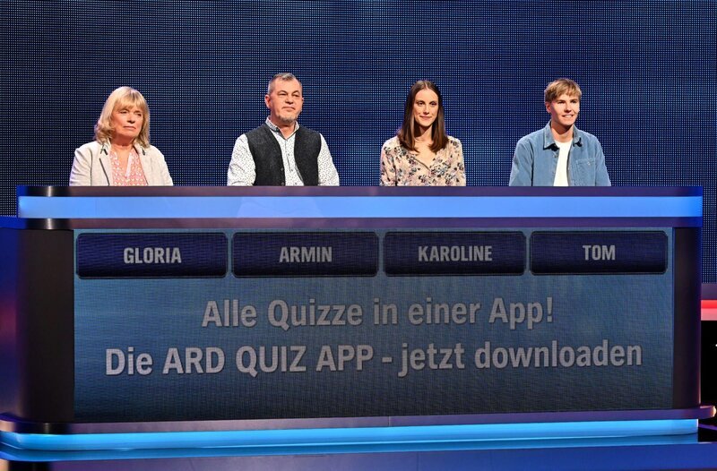 Die Kandidat:innen (v.l.n.r. am Panel): Gloria Mathern, Armin Hink, Karoline Stiblewski und Tom Schäfer. – Bild: ARD/​Uwe Ernst