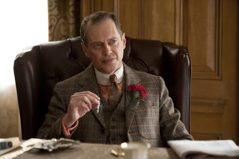 L’accident dont est victime son père offre à Nucky l’occasion inespérée de remettre à neuf l’appartement de son enfance. Lors d’une visite dans un hôpital militaire, Jimmy se prend d’amitié pour un vétéran défiguré, Richard Harrow, dont il apprécie le jugement aiguisé. Chalky étudie une proposition susceptible de régler le problème que lui pose Nucky. Angela se console de l’absence de Jimmy. Lucky Luciano passe un accord avec les frères D’Alessio. Margaret tente de faire part à Nucky de ses pénibles souvenirs d’enfance. – Bild: PLURIMEDIA (Home Box Office (HBO))