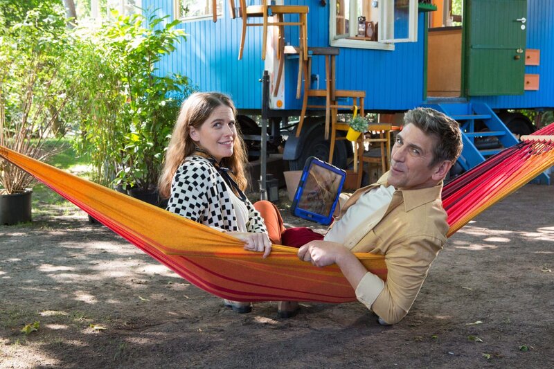 Nach vielen Jahren sehen Fritz (Guido Hammesfahr, r.) und seine alte Freundin Anouk (Isabell Polak, l.) sich zum ersten Mal wieder. Sie ist als Biologin auf der ganzen Welt unterwegs, um Heuschrecken zu erforschen. – Bild: Zia Ziarno