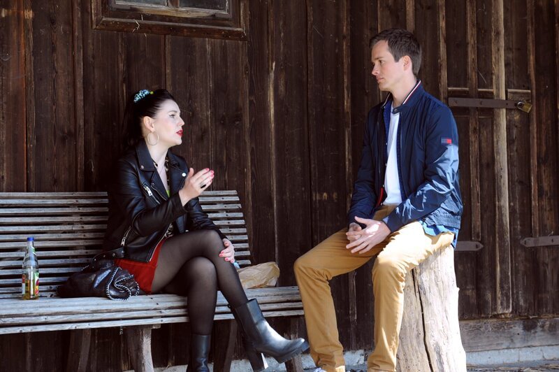 Tina (Anita Eichhorn) spricht an der Waldhütte mit Patrick (Lucas Bauer) über Sophias Dates. – Bild: BR