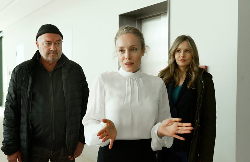 Die Kommissare: Otto Garber (Florian Martens, l.) und Linett Wachow (Stefanie Stappenbeck, r.) werden von Ulrike Wiesen (Katharina Heyer, M.) informiert, dass Lukas und Benny Stiefbrüder sind. – Bild: Katrin Knoke /​ ZDF Enterprises GmbH