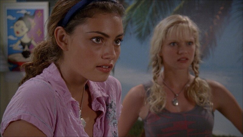 Cleo (Phoebe Tonkin, li.) und Rikki (Cariba Heine, re.) sind entsetzt. Charlotte hat sich heimlich den alten Schwarzweiss-Film genommen, auf dem ihre Großmutter Gracie als Meerjungfrau zu sehen ist. – Bild: ZDF/​Jasin Boland