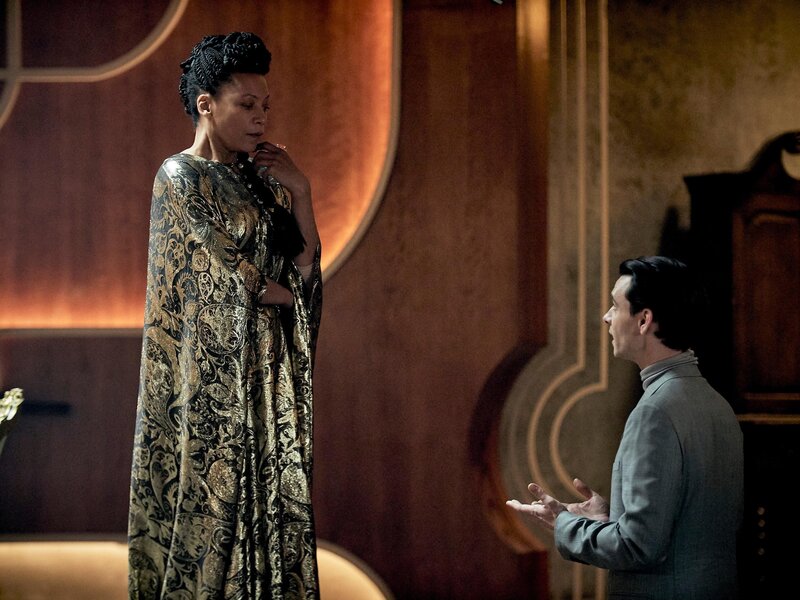 Mustafa Mond (Nina Sosanya) und Bernard Marx (Harry Lloyd) – Bild: RTL /​ 2020 Universal Content Productions LLC.