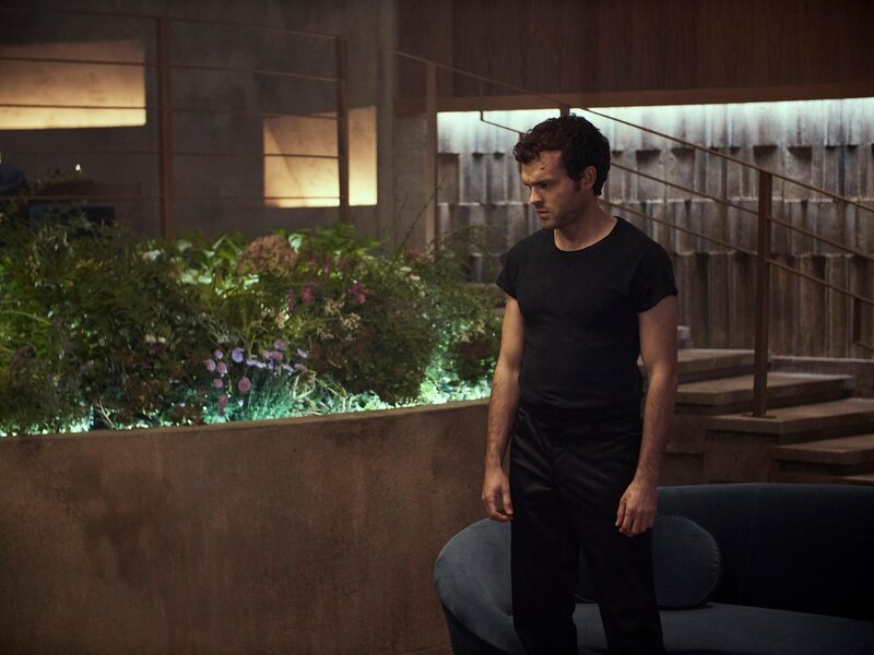 John the Savage (Alden Ehrenreich) – Bild: RTL/​ Universal Content Productions LLC.