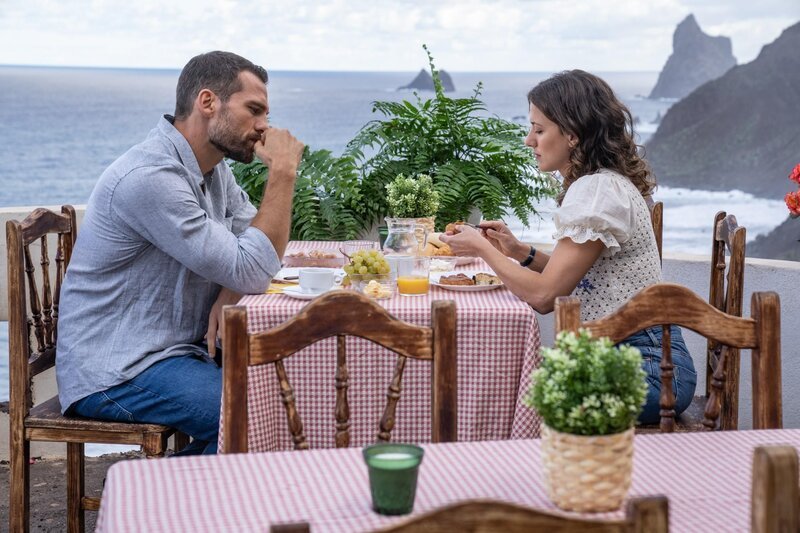 Henriette Mosbach erklärt Dr. Eric Leonhard (Moritz Otto) und Emma (Eva Löser) die Lösung des Rätsels. – Bild: RTL /​ UFA FICTION /​ Wolfgang Ennenbach