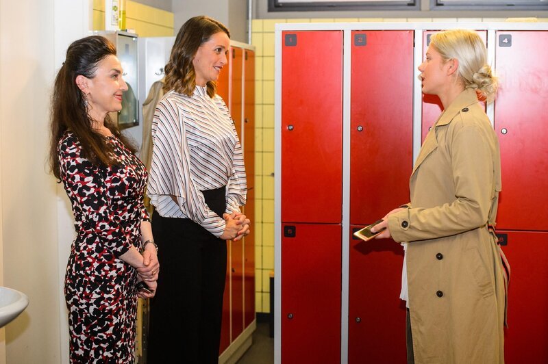 Marie (Cheyenne Pahde, r.) durchschaut Simone (Tatjana Clasing, l.) und Jenny (Kaja Schmidt-Tychsen). – Bild: RTL /​ Julia Feldhagen