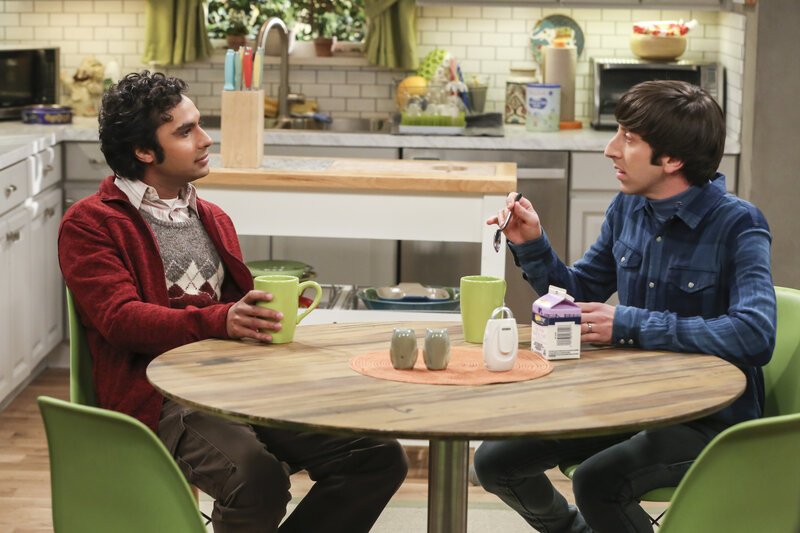 Zieht Howard (Simon Helberg, r.) seinen besten Kumpel Raj (Kunal Nayyar, l.) in die Diskussion mit hinein, ob er oder Bernadette die Arbeit aufgeben und bei den Kindern bleiben soll? – Bild: Warner Bros. Television