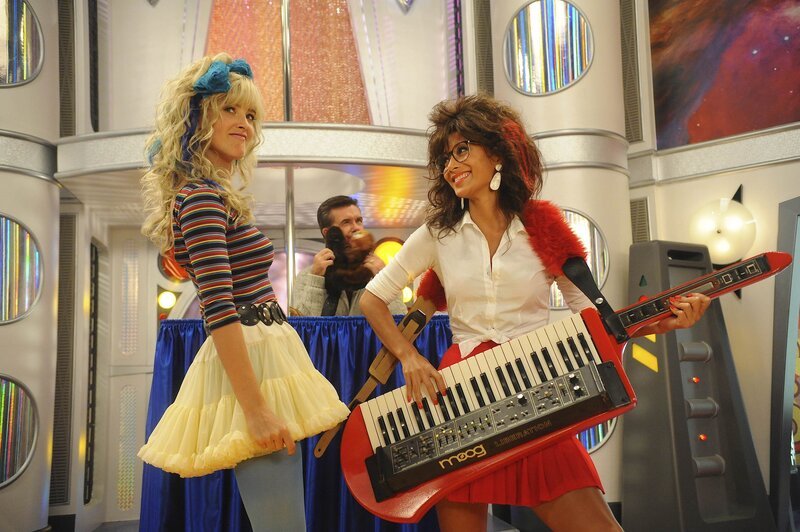 Barney überrascht seine Freunde mit einer ganz besonderen DVD, die einen Einblick in Robins (Cobie Smulders, l.) Vergangenheit gibt … – Bild: © 20th Century Fox International Television Barney überrascht seine Freunde mit einer ganz besonderen DVD, die einen Einblick in Robins (Cobie Smulders, l.) Vergangenheit gibt … – Bild: © 20th Century Fox International Television