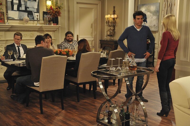 Nach alldem was geschehen ist, verbringen Barney (Neil Patrick Harris, l.), Marshall (Jason Segel, 2.v.l.), Robin (Cobie Smulders, 3.v.l.), Blitz (Jorge Garcia, M.), Lily (Alyson Hannigan, 3.v.r.), Ted (Josh Radnor, 2.v.r.) und Zoey (Jennifer Morrison, r.) Thanksgiving gemeinsam … – Bild: © 20th Century Fox International Television Nach alldem was geschehen ist, verbringen Barney (Neil Patrick Harris, l.), Marshall (Jason Segel, 2.v.l.), Robin (Cobie Smulders, 3.v.l.), Blitz (Jorge Garcia, M.), Lily (Alyson Hannigan, 3.v.r.), Ted (Josh Radnor, 2.v.r.) und Zoey (Jennifer Morrison, r.) Thanksgiving gemeinsam … – Bild: © 20th Century Fox International Television