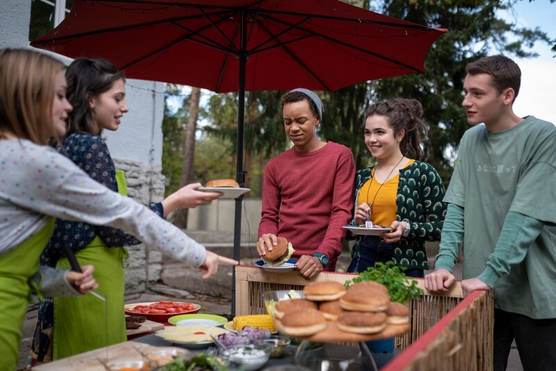 Cäcilia und Leni präsentieren Sibel, Pawel und Viktor ihre speziellen Burger. – Bild: MDR/​Saxonia Media/​Felix Abraham