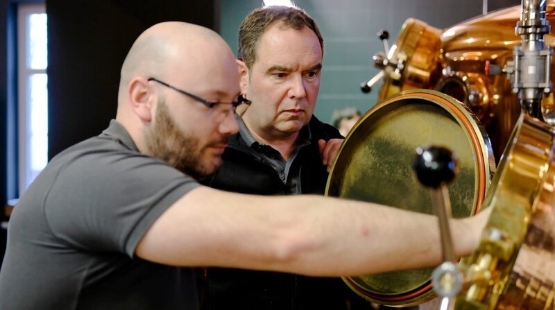 Für Nachwuchs ist gesorgt: Brenn-Azubi Bernd Dumoulin lernt vom Meister Thomas Kliesow – Bild: NDR /​Clipfilm