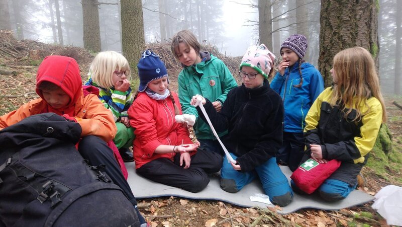 Im „PUR+“-Kinderstück lernen Kinder im Rahmen eines Outdoor-Camps, wie man Erste Hilfe im Freien leistet. – Bild: ZDF/​Eva Werdich